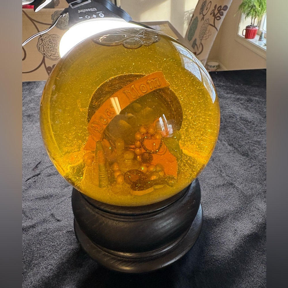 Snow Globe With The Text”Dear Mom” Inscribed On A Band Inside